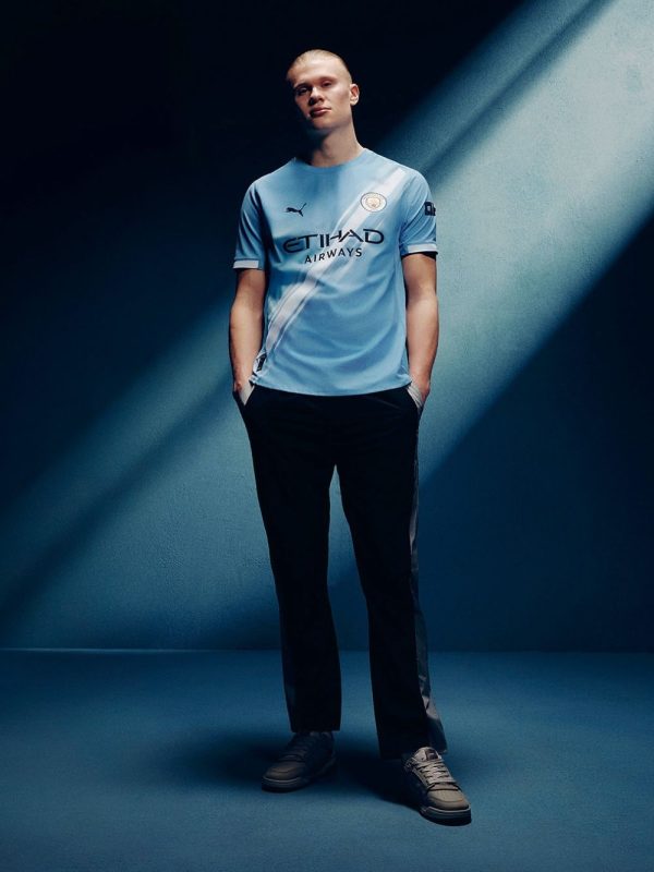 Man City 2025-26 home kit fan version with detailed crest and premium fabric.